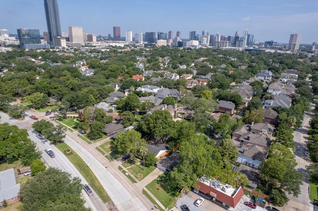 4502 Richmond Ave, Houston TX  77027-6710 exterior