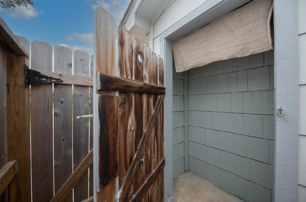 6543 Briar Byu Dr, Houston TX  77072-1769 exterior