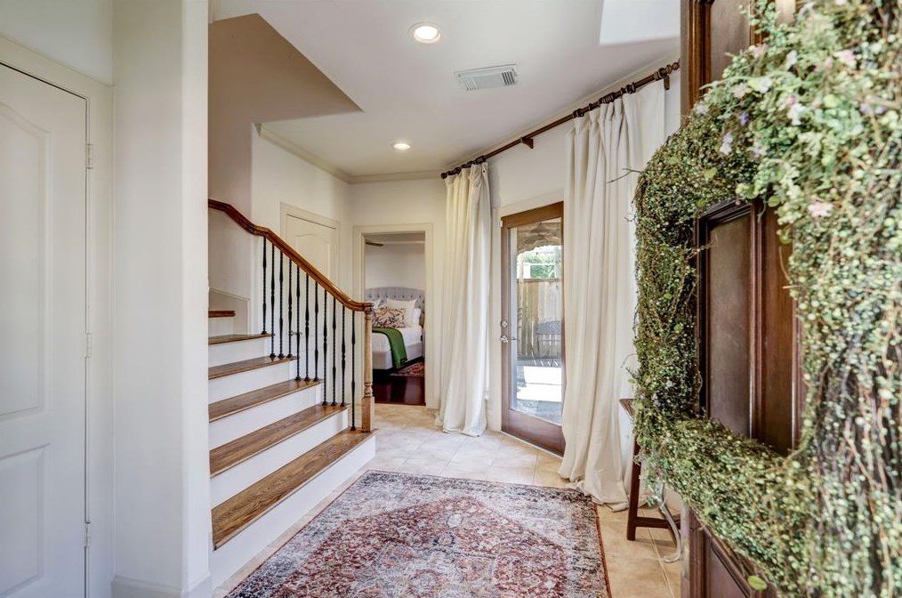 5772 Sugar Hill Dr, Houston TX  77057-2112 exterior