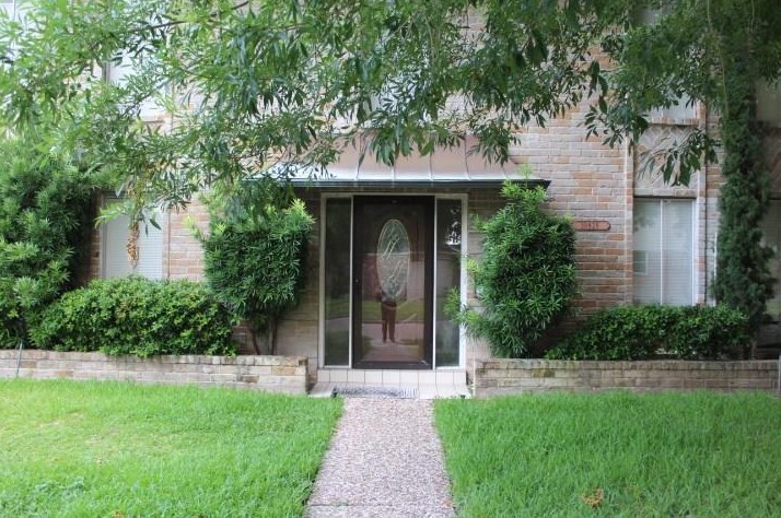 10826 Bob White Dr, Houston TX  77096-5658 exterior