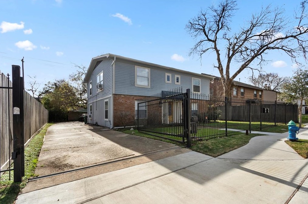 3346 Blodgett St, Houston TX  77004-6305 exterior
