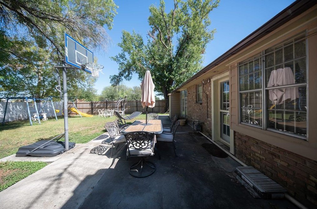 10902 Sharpview Dr, Houston TX  77074-6224 exterior