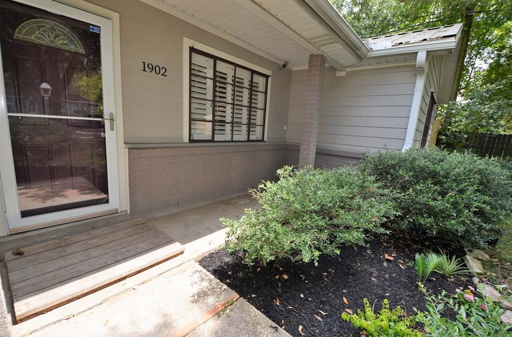 1902 Coulcrest Dr, Houston TX  77055-1410 exterior