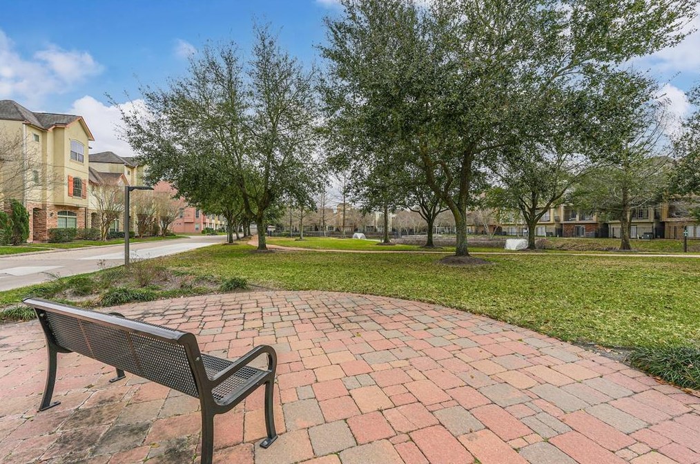 9101 Creekstone Lake Dr, Houston TX  77054-1003 exterior
