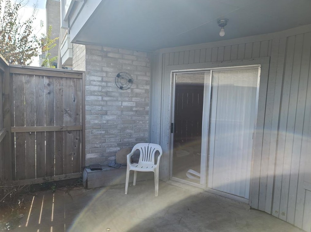 8267 Creekbend Dr, Houston TX  77071-1135 exterior