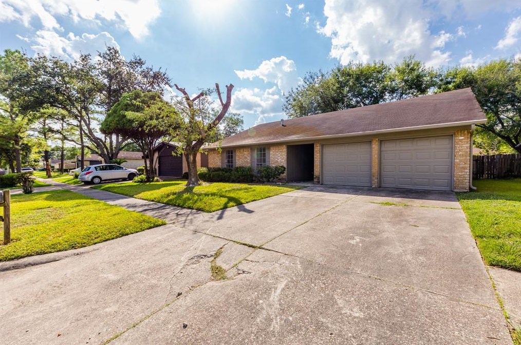 8047 Streamside Dr, Houston TX  77088-2809 exterior