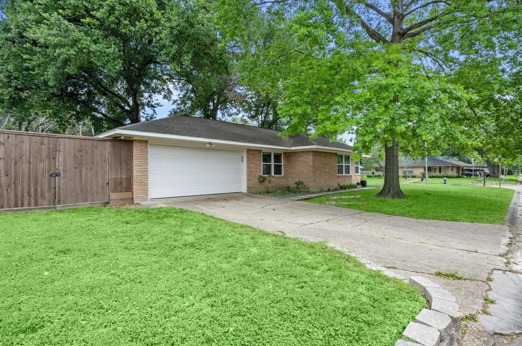 2218 Stonecrest Dr, Houston TX  77018-7129 exterior
