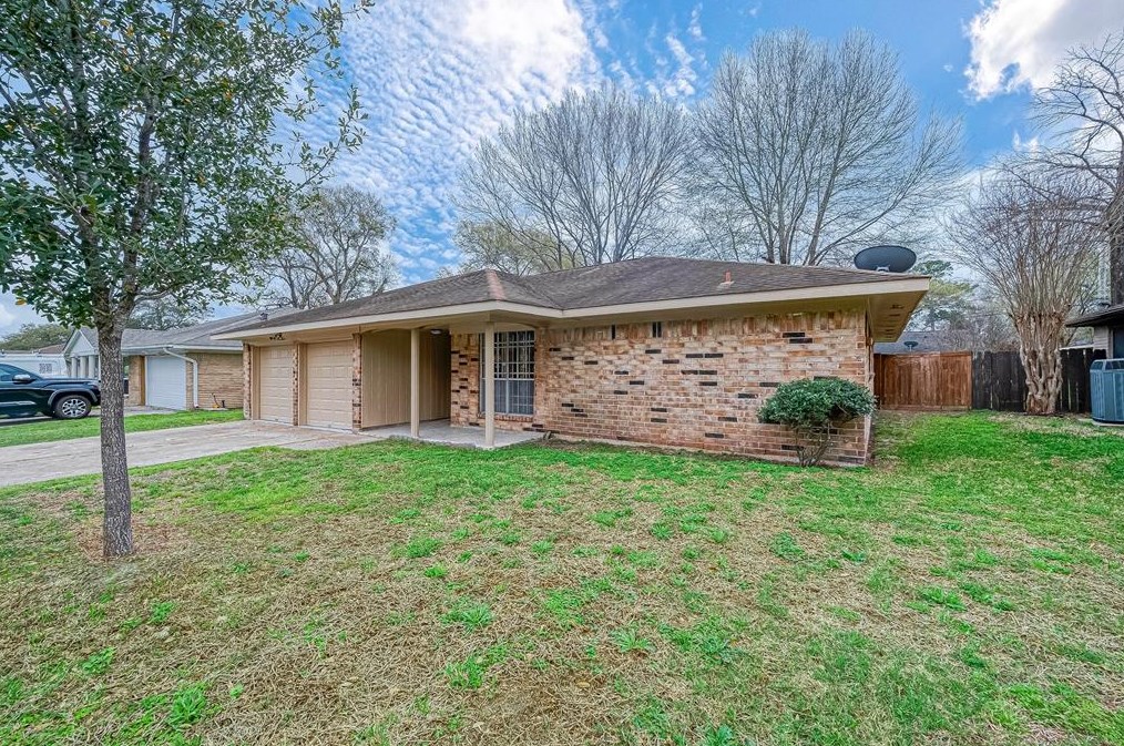 5919 Victory Dr, Houston TX  77088-7623 exterior