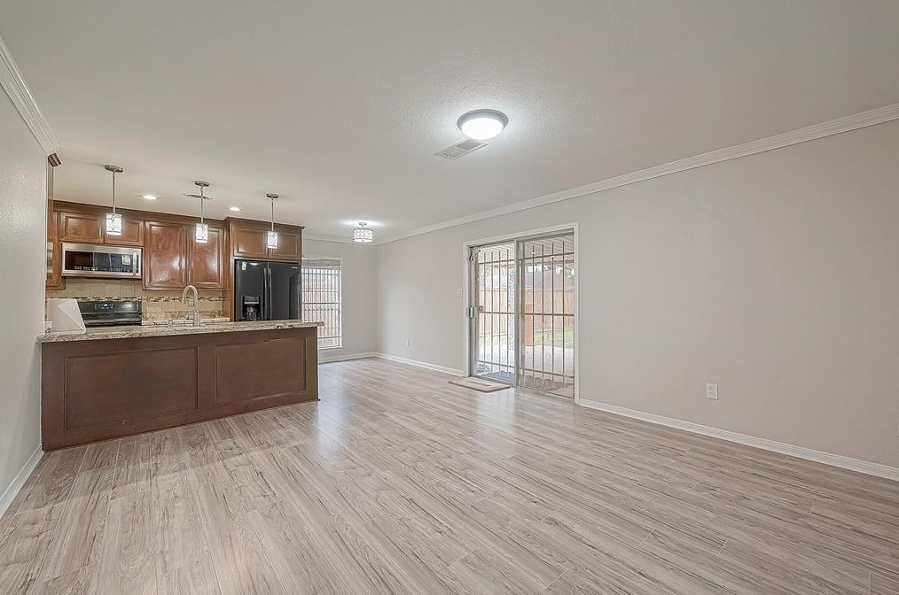 5919 Victory Dr, Houston TX  77088-7623 exterior
