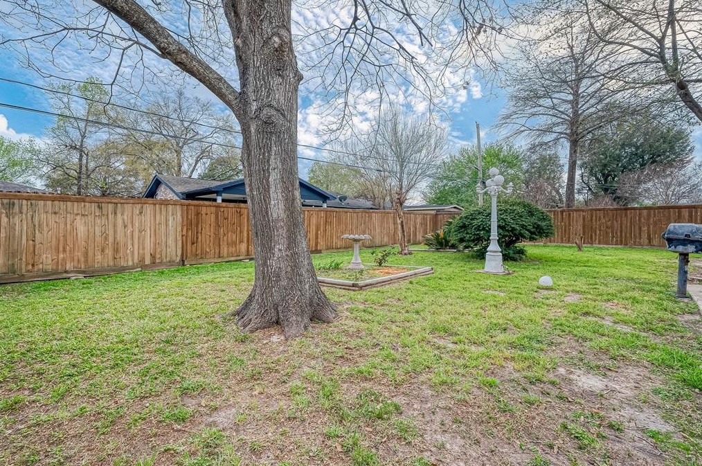 5919 Victory Dr, Houston TX  77088-7623 exterior