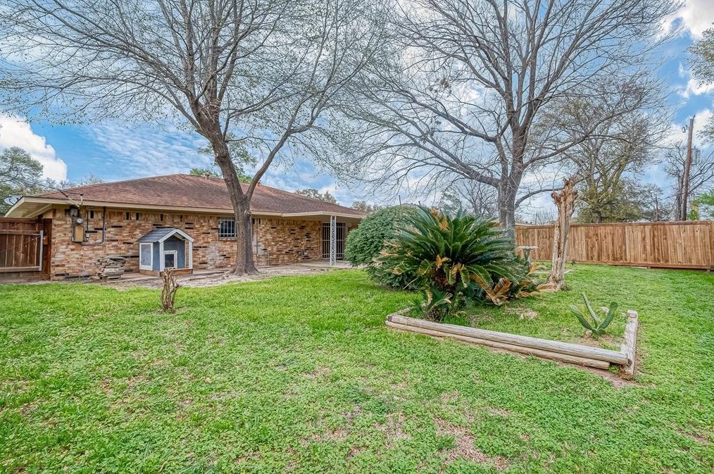 5919 Victory Dr, Houston TX  77088-7623 exterior