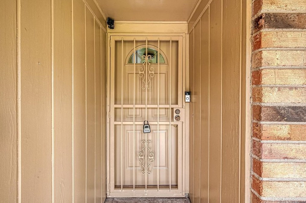 5919 Victory Dr, Houston TX  77088-7623 exterior