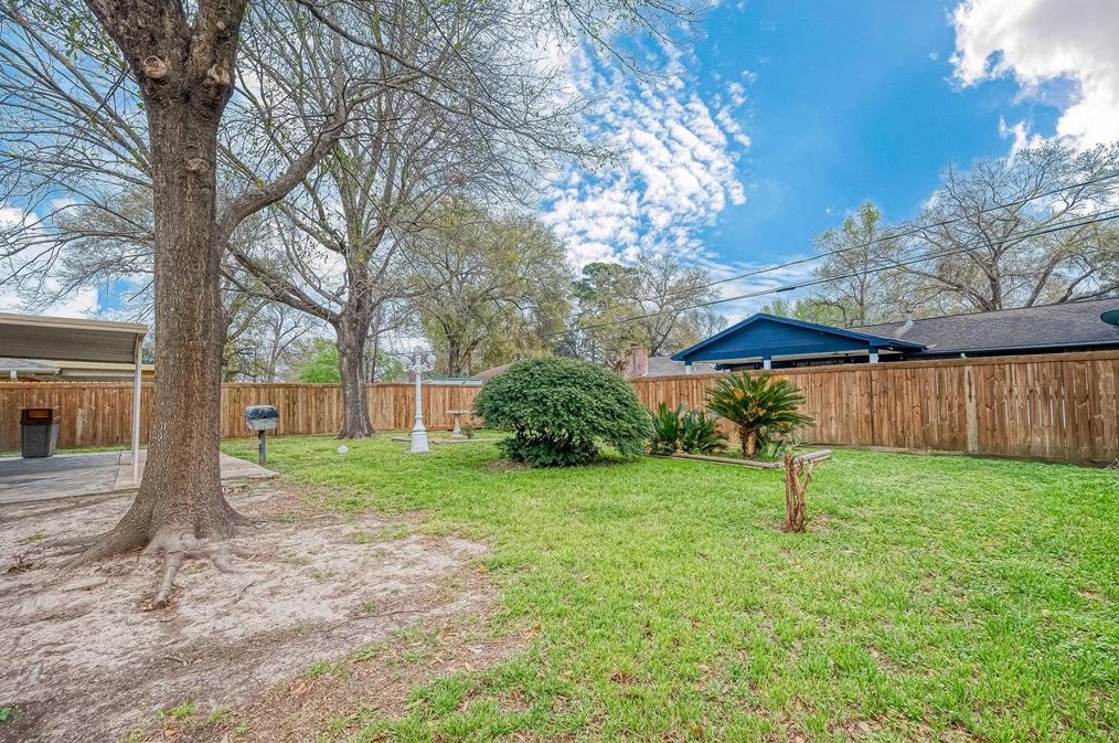 5919 Victory Dr, Houston TX  77088-7623 exterior
