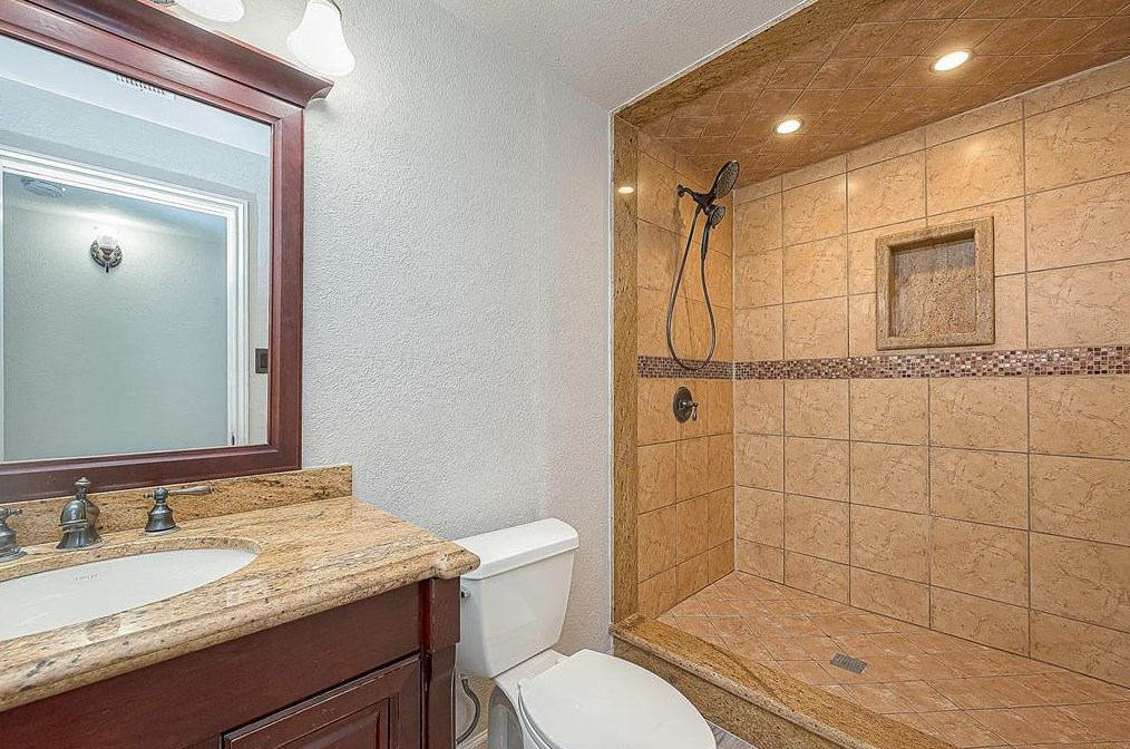 5919 Victory Dr, Houston TX  77088-7623 exterior