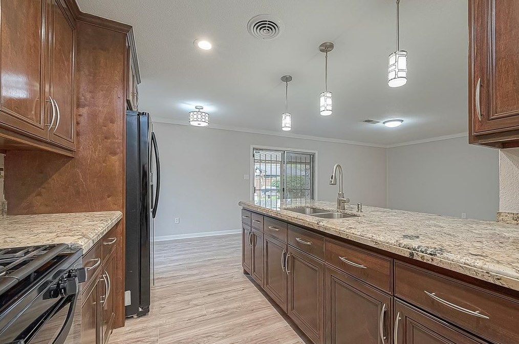 5919 Victory Dr, Houston TX  77088-7623 exterior