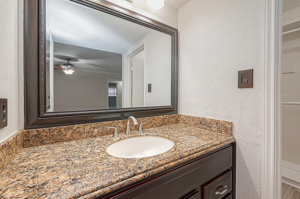 5919 Victory Dr, Houston TX  77088-7623 exterior