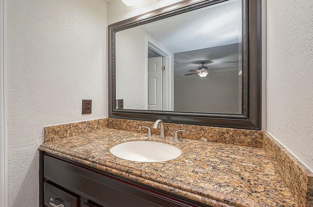 5919 Victory Dr, Houston TX  77088-7623 exterior