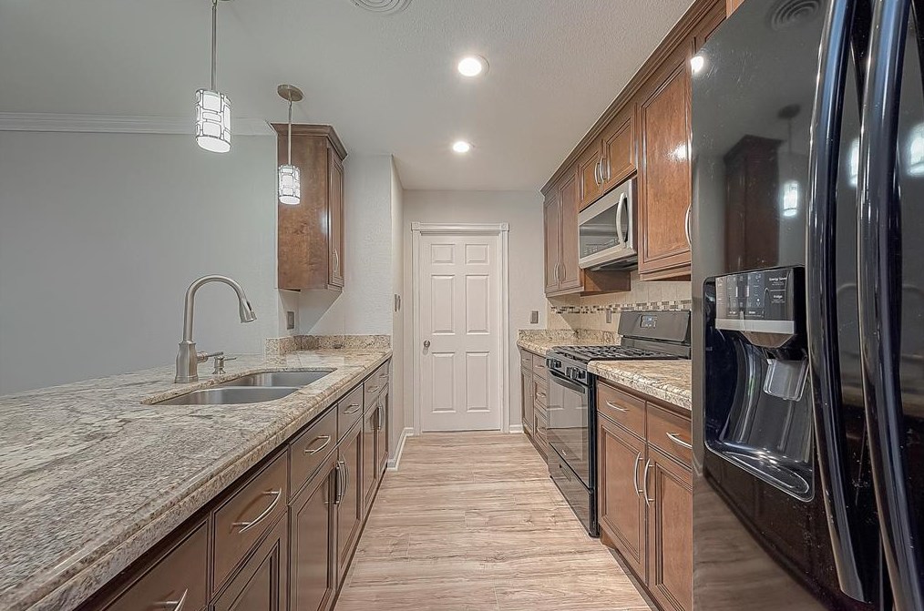 5919 Victory Dr, Houston TX  77088-7623 exterior