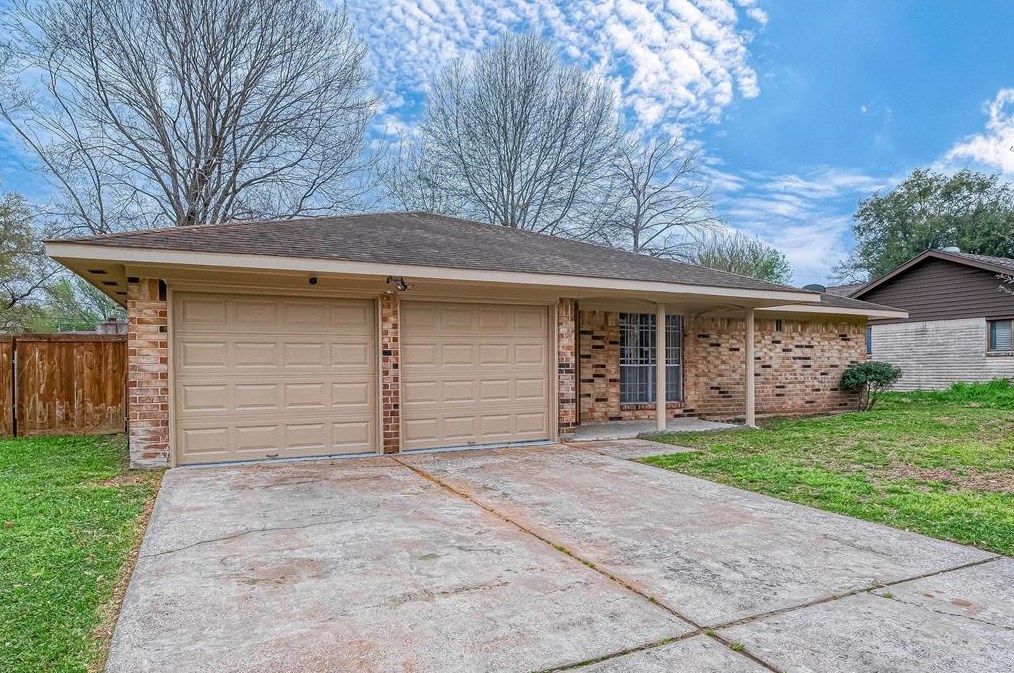 5919 Victory Dr, Houston TX  77088-6609 exterior