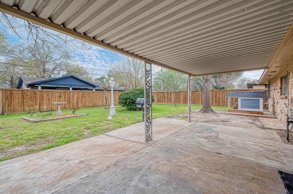 5919 Victory Dr, Houston TX  77088-7623 exterior