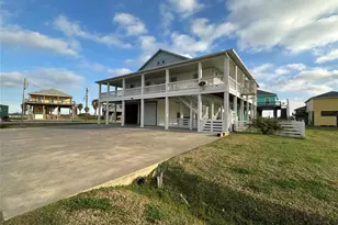 986 Seagull Ln, Crystal Beach, TX 77650 - Photo 1