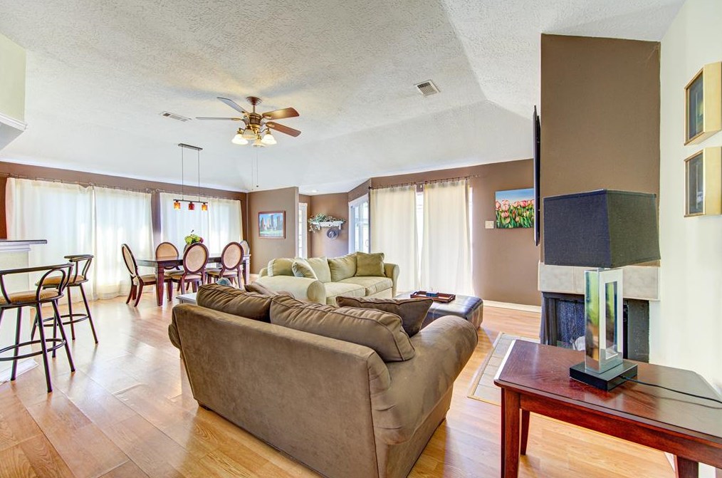 15823 Los Altos Dr, Houston TX  77083-2929 exterior
