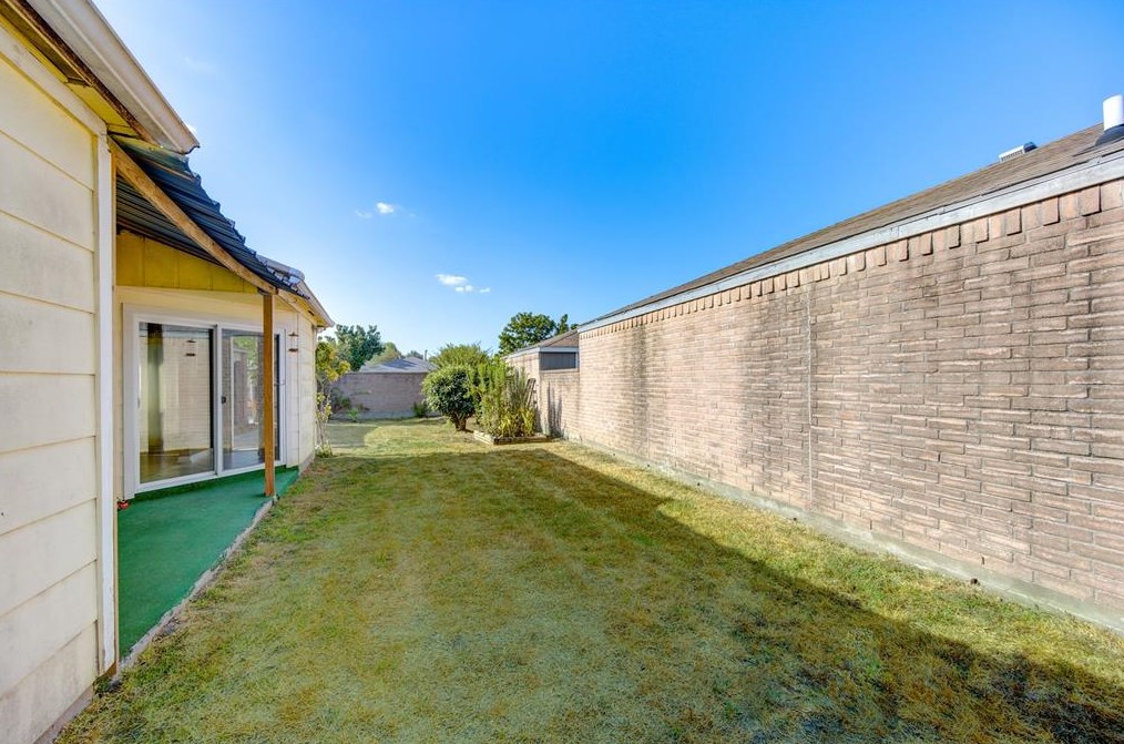 15823 Los Altos Dr, Houston TX  77083-2929 exterior