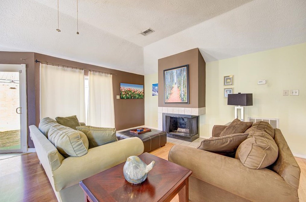 15823 Los Altos Dr, Houston TX  77083-2929 exterior