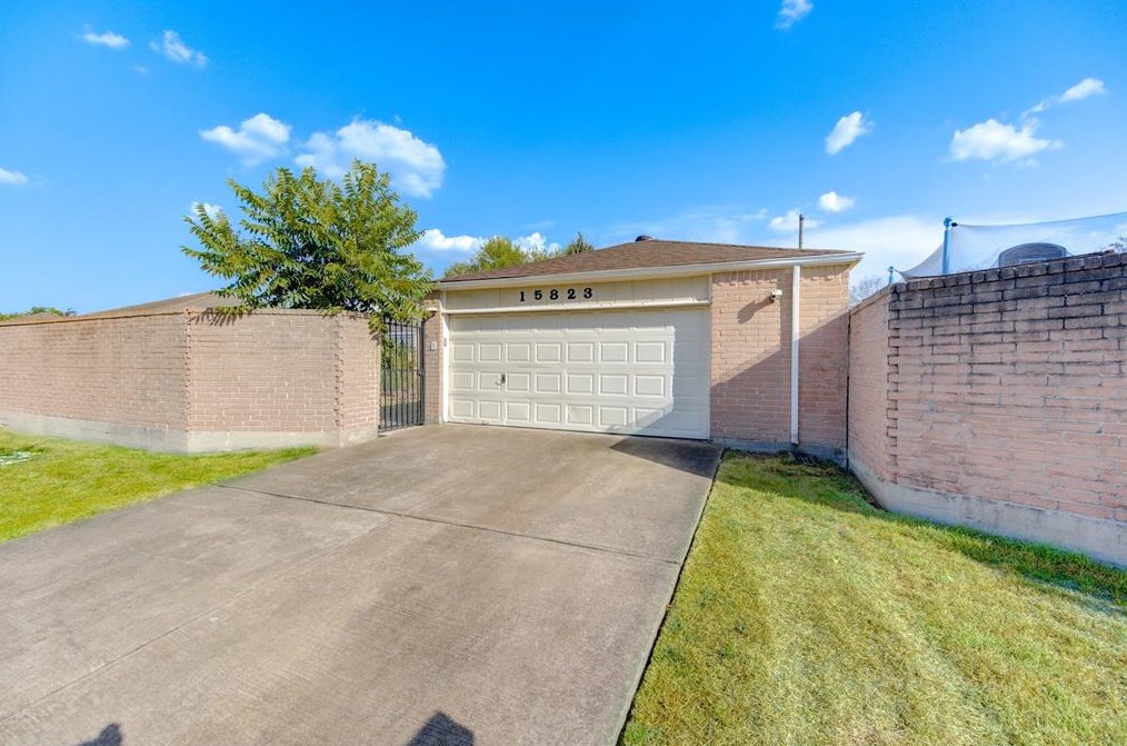 15823 Los Altos Dr, Houston TX  77083-2929 exterior