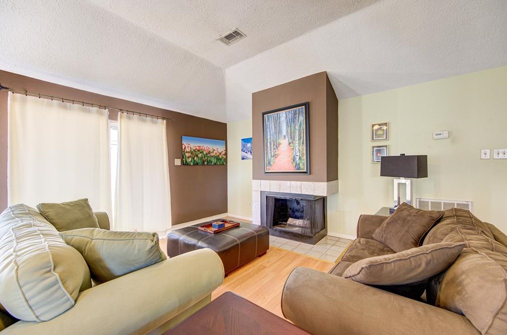 15823 Los Altos Dr, Houston TX  77083-2929 exterior