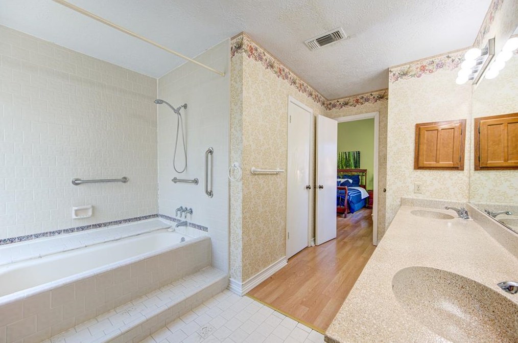 15823 Los Altos Dr, Houston TX  77083-2929 exterior