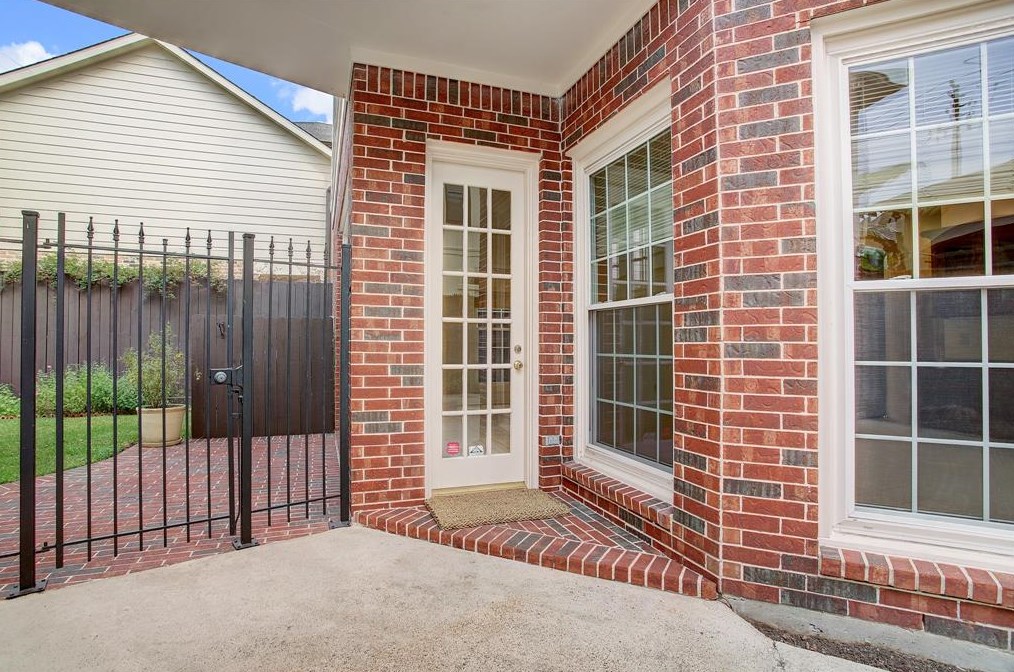 4230 Byron St, Houston TX  77005-3628 exterior