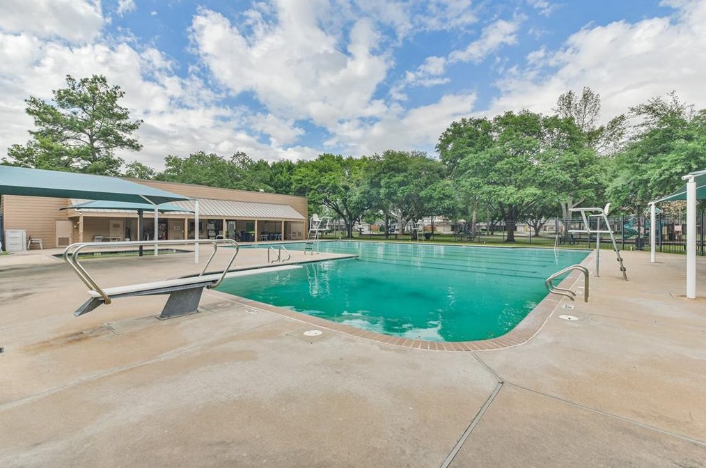 15851 Mdw Vlg Dr, Houston TX  77095-3718 exterior
