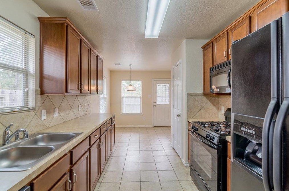 1604 Peach Dale Ct, Conroe TX  77301-3446 exterior