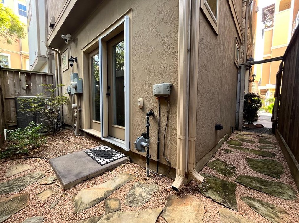 5207 Gibson St, Houston TX  77007-5261 exterior