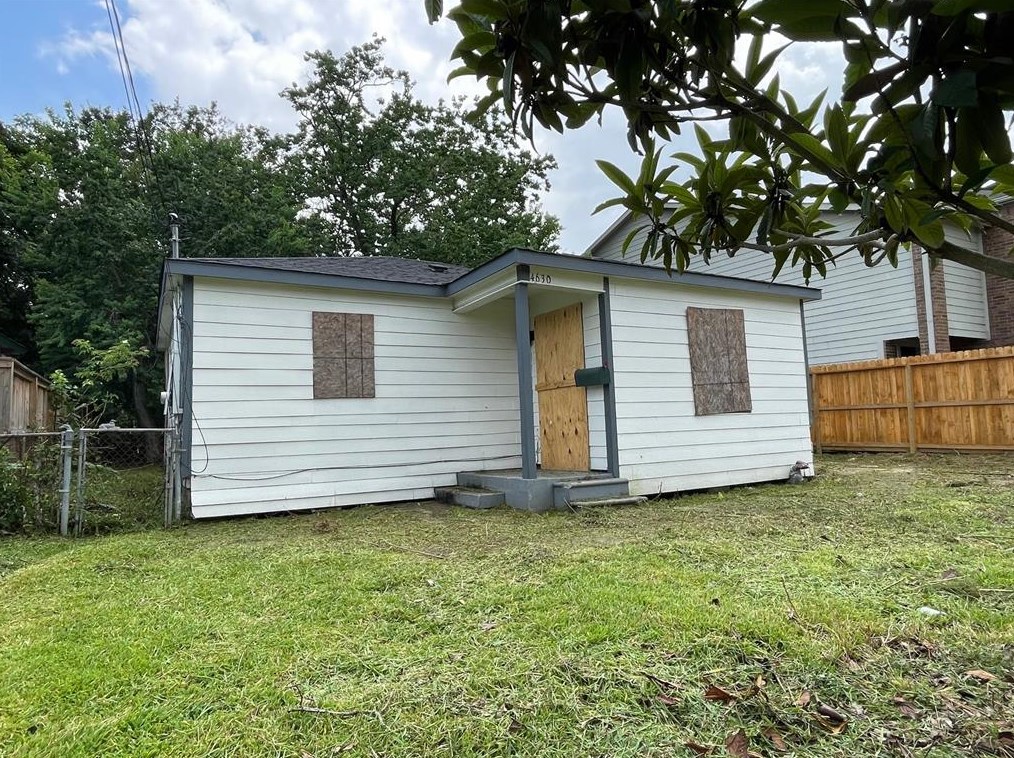 4630 Larkspur St, Houston TX  77051-2828 exterior