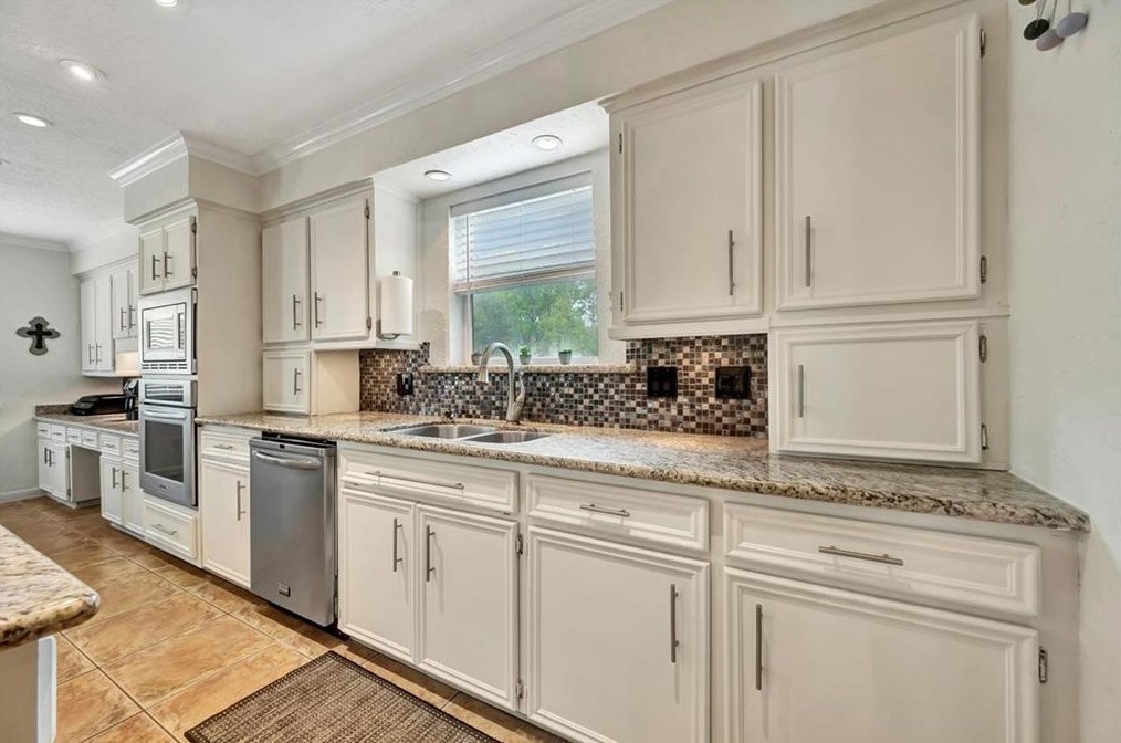 3811 Glenmeade Dr, Houston TX  77059-6004 exterior
