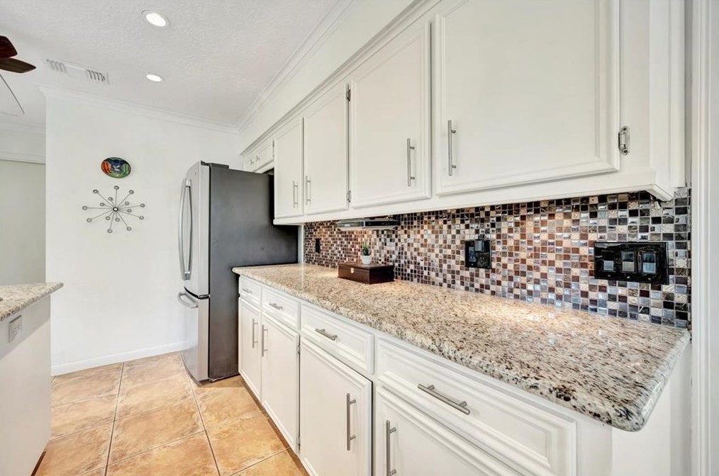 3811 Glenmeade Dr, Houston TX  77059-6004 exterior