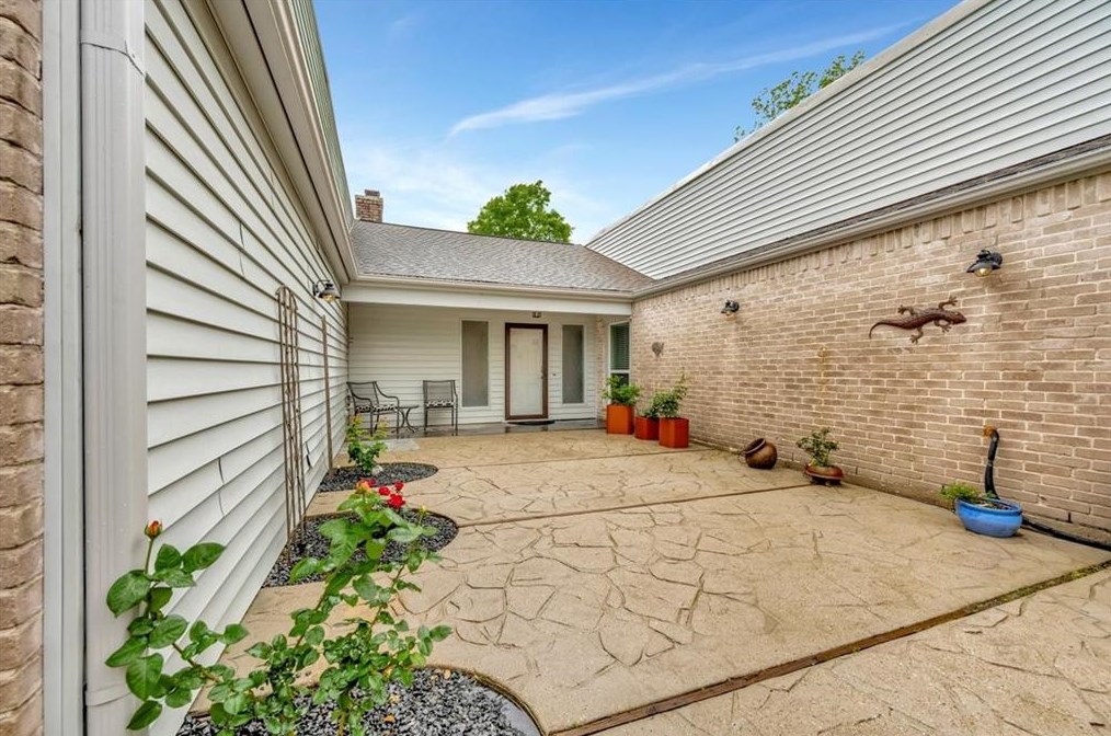 3811 Glenmeade Dr, Houston TX  77059-6004 exterior