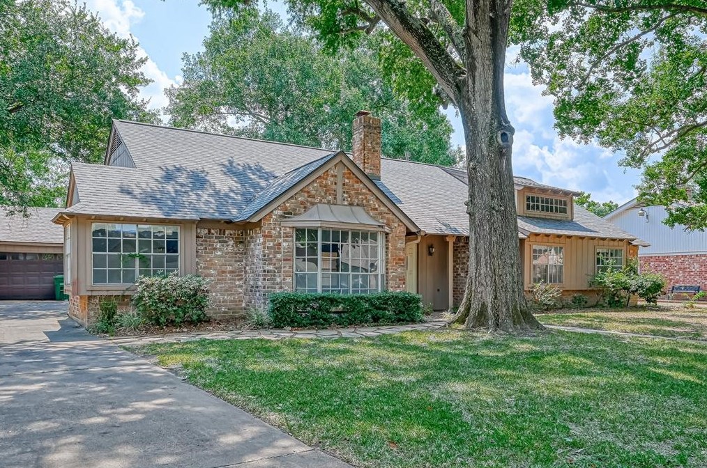 2734 Durban Dr, Houston TX  77043-1702 exterior