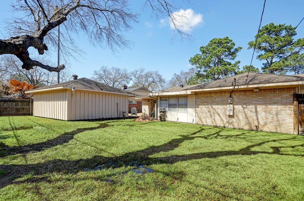5615 Yarwell Dr, Houston TX  77096-3921 exterior