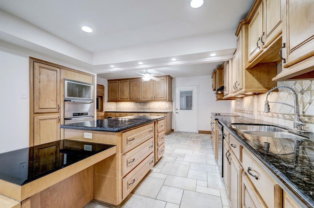 4720 Cashel Cir, Houston TX  77069-3504 exterior