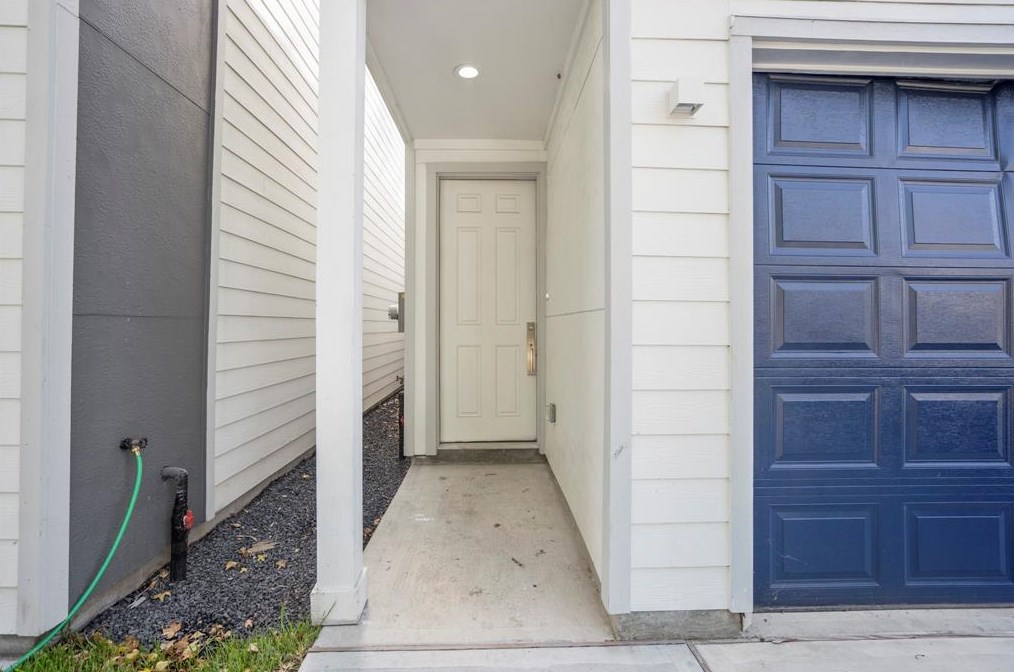 8310 Prairie View Dr, Houston TX  77088-6138 exterior