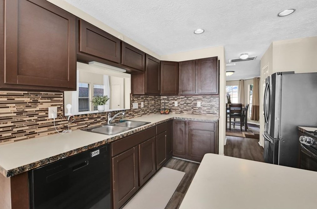 14615 Oak Chase Dr, Houston TX  77062-2212 exterior