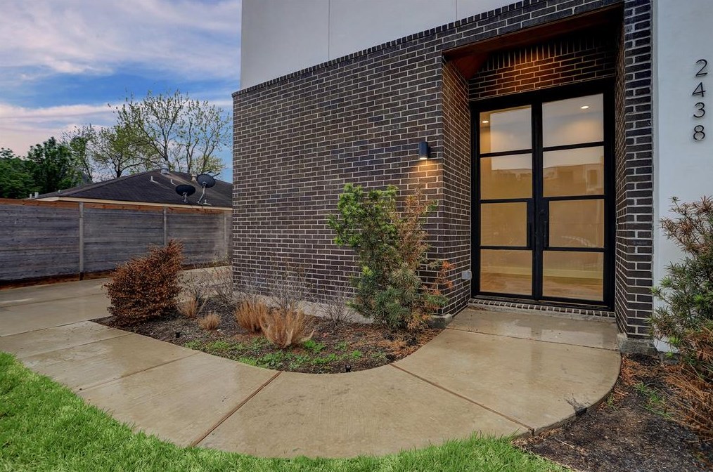 2432 Nantucket, Houston TX  77057-1906 exterior