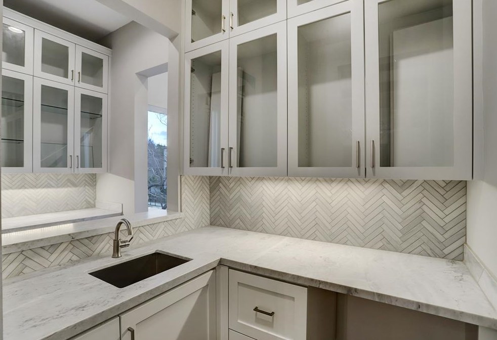 2432 Nantucket, Houston TX  77057-1906 exterior