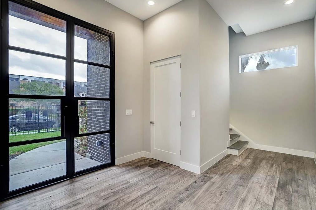 2432 Nantucket, Houston TX  77057-1906 exterior