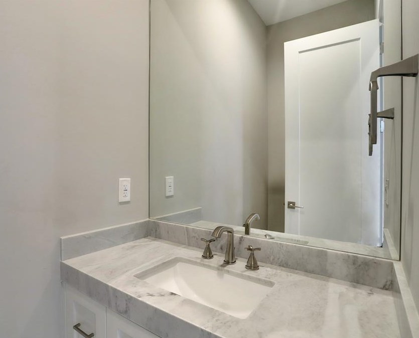 2432 Nantucket, Houston TX  77057-1906 exterior