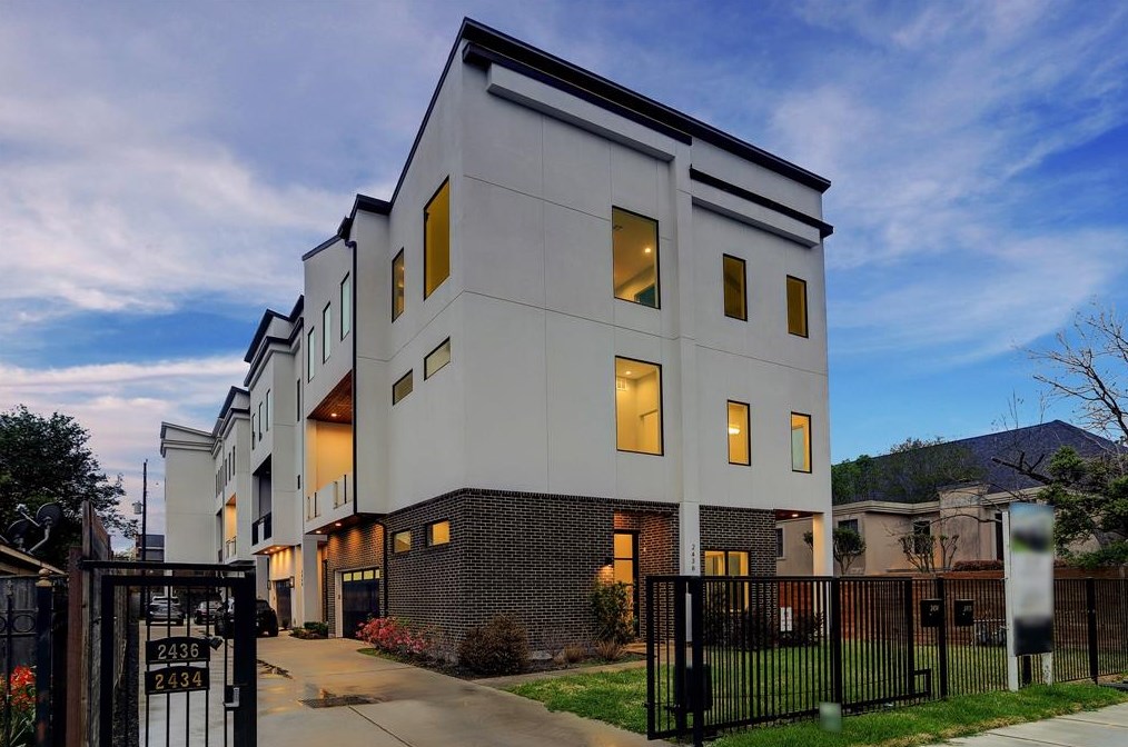 2432 Nantucket, Houston TX  77057-1906 exterior