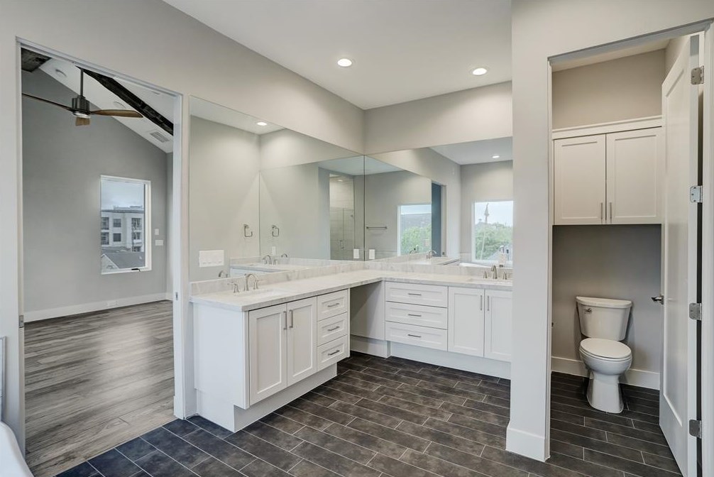 2432 Nantucket, Houston TX  77057-1906 exterior